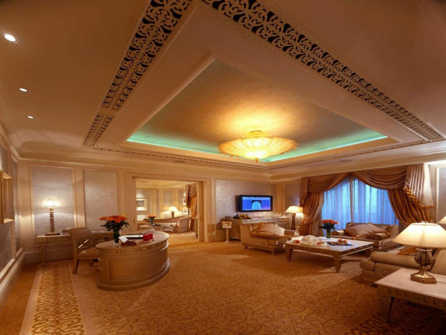 Mỗi năm có khoảng 5kg vàng lá nghiền mỏng được sử dụng trong 12 nhà hàng của Emirates Palace.